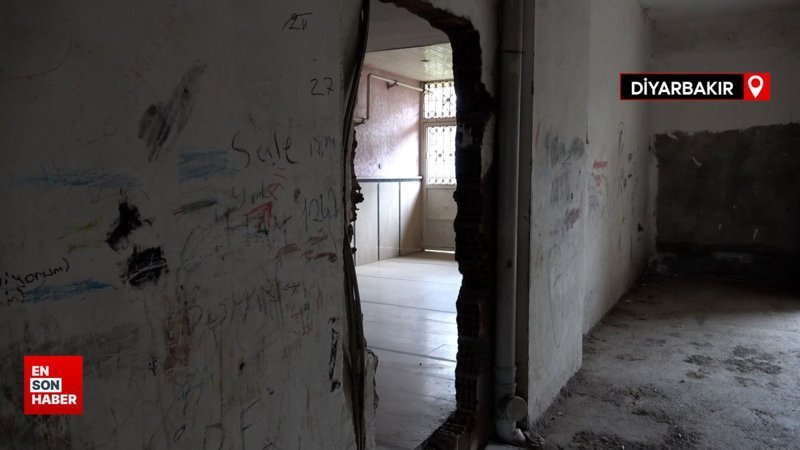 Diyarbakır'da apartman sakinleri, evlerine kaçak dükkan içinden giriyor