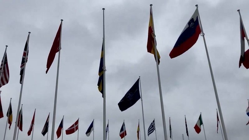 İsveç bayrağı, NATO karargahında göndere çekildi