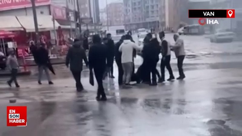 Van'da eşini bıçaklayan şahsa linç girişimi kamerada