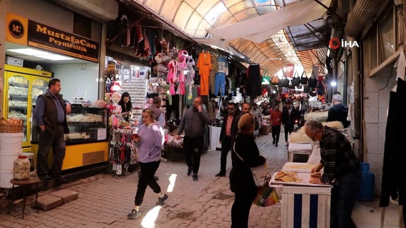 Depremin vurduğu tarihi çarşıda buruk Ramazan alışverişi