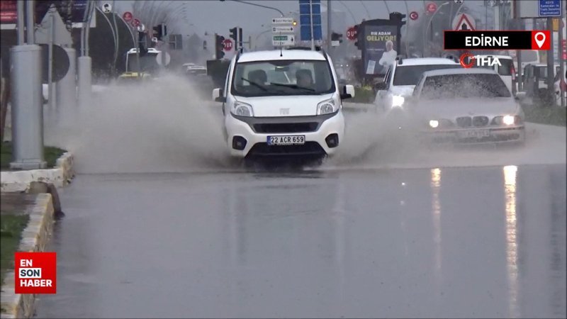 Edirne’de sağanak yağış: Caddeler göle döndü