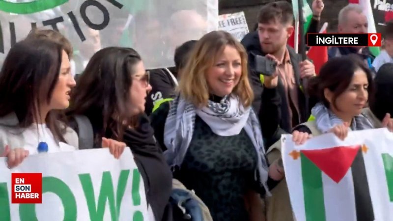 Şarkıcı Charlotte Church, Filistin'e destek için yürüdü