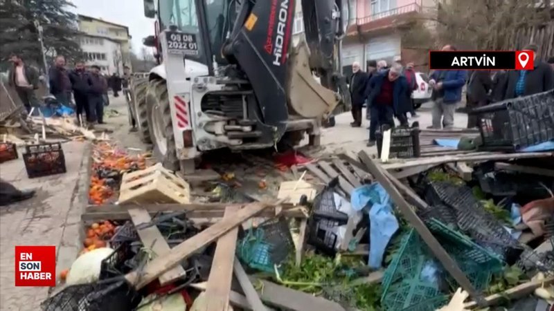 Artvin'de iş makinesi pazara daldı, o anlar kamerada