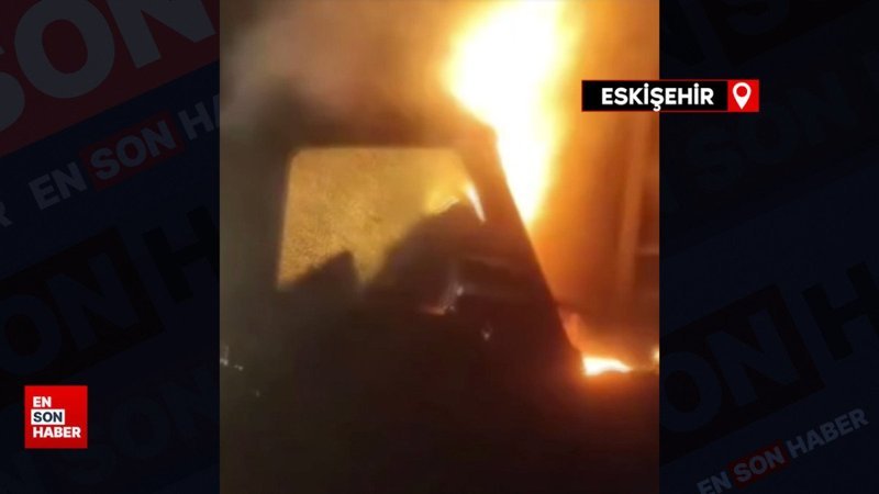 Bursa'da lüks araç tıra çarpıp alev aldı