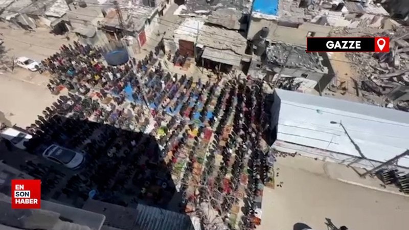 Gazzeliler, Ramazan ayının ilk cuma namazını enkazın içerisinde kıldı