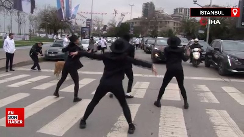 Kadıköy trafiğinde moonwalk dansı