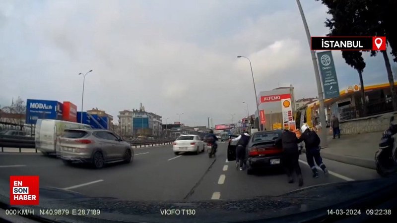 Avcılar'da yakıtı biten sürücünün imdadına motosikletliler yetişti