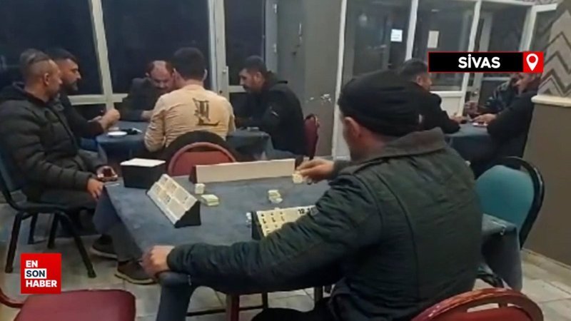 Sivas'ta görenleri güldüren manzara: 4 kişilik oyunu tek başına oynadı