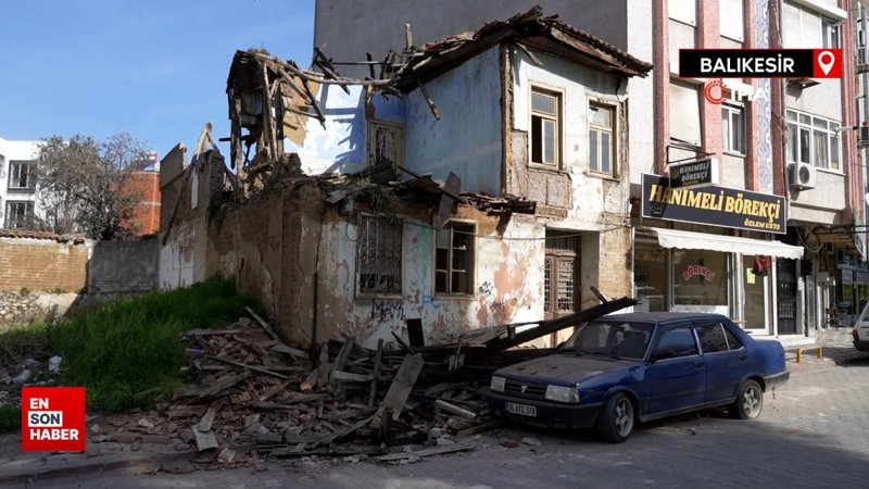 Balıkesir'de metruk bina park halindeki otomobilin üzerine çöktü