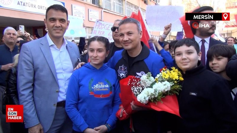 Alper Gezeravcı, Mersin'de mezun olduğu okulunu ziyaret etti