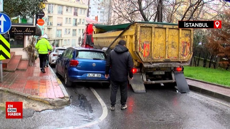 İstanbul Beşiktaş'ta hafriyat kamyonunun tekeri fırladı