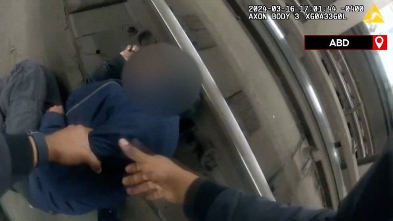 ABD’de metro raylarına düşerek bayılan adamı polis kurtardı