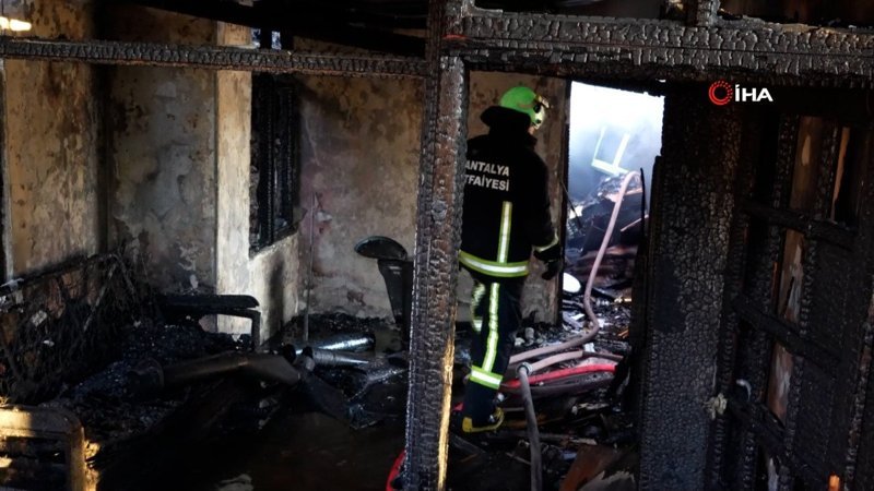 Antalya'da tırnaklarımla kazıyarak yaptım dedi: Evinin yanışını gözleri dolarak izledi