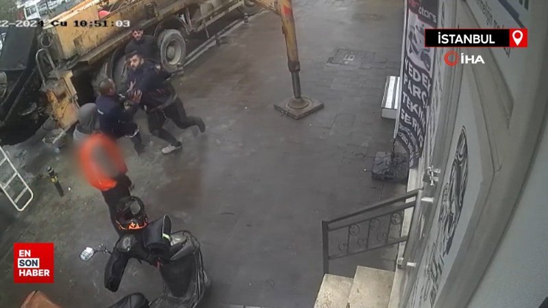 Ataşehir'de iki şahsın yumruk yumruğa kavgası kamerada