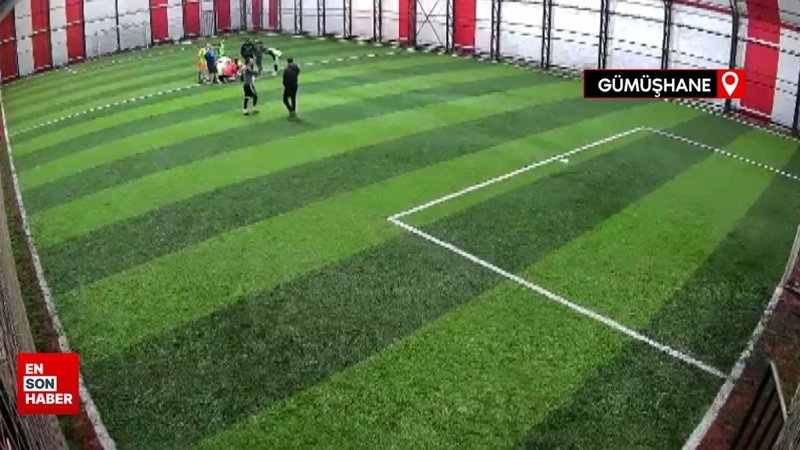 Halı sahada kalp krizinden öldü; fenalaştığı anlar kamerada