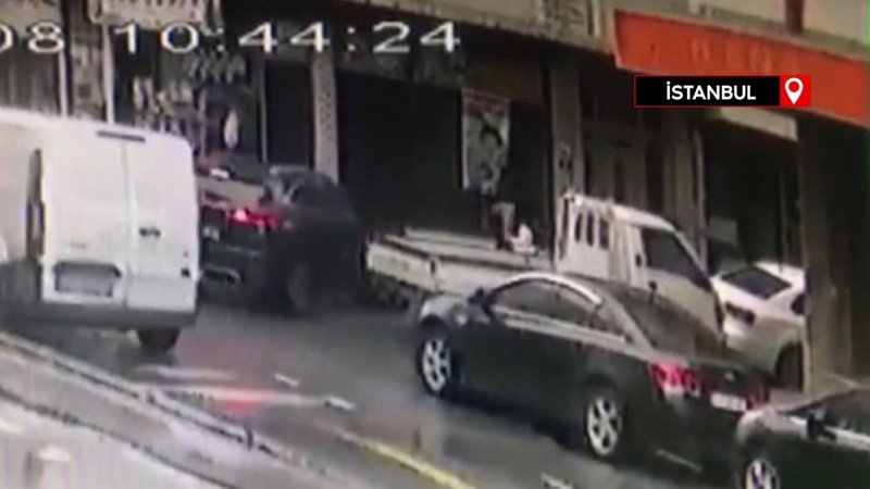 İstanbul'da sevgilisinin eski eşinden kaçarken çocuğun üzerine düştü