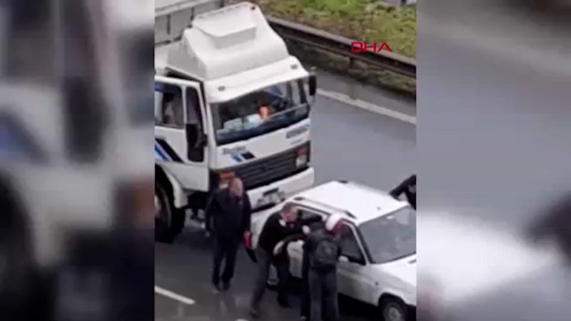 İstanbul'da sürücülerin çekiçli yol verme kavgası