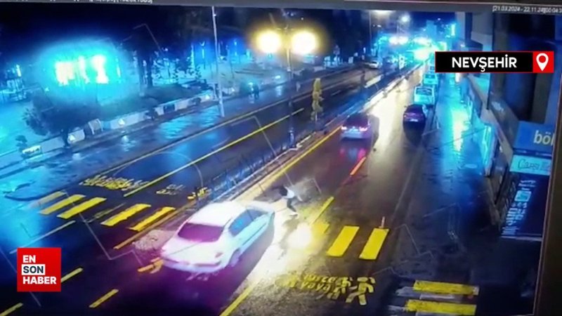 Nevşehir'de bir yayanın otomobilin üzerine atladığı an