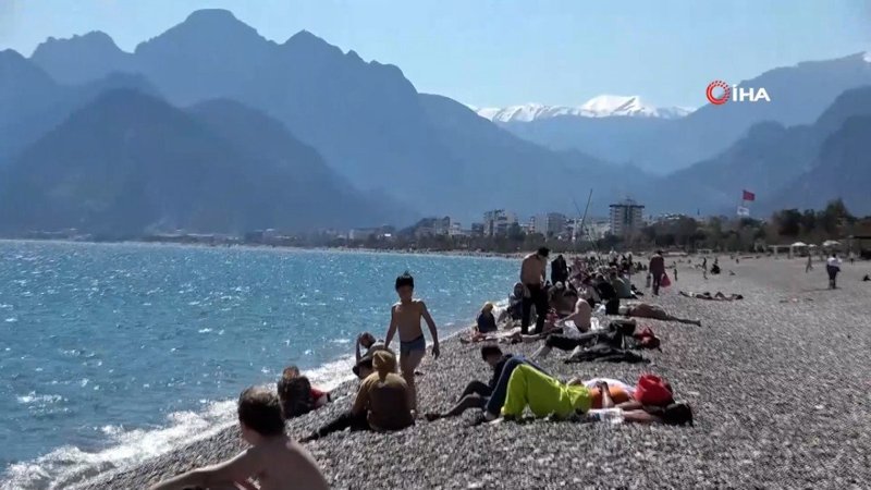 Antalya'daki sahildeki yoğunluk yazı aratmadı