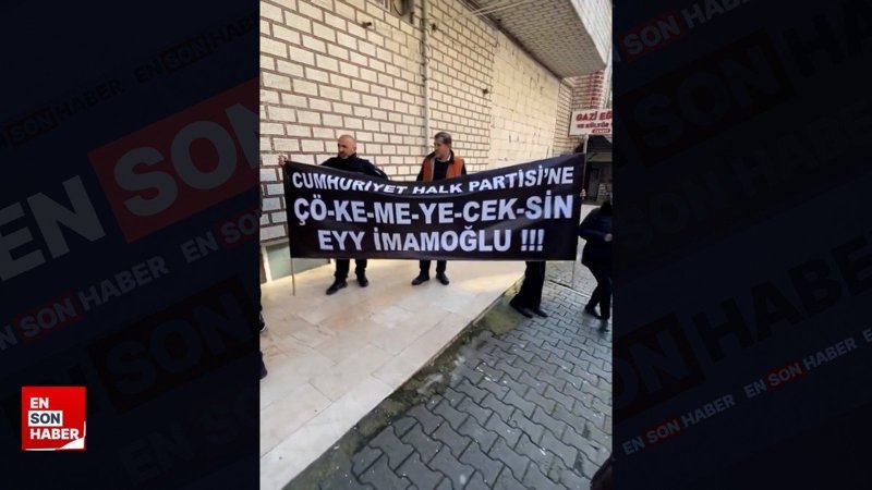 Cemevi önünde toplanan CHP'li grup Ekrem İmamoğlu'nu protesto etti