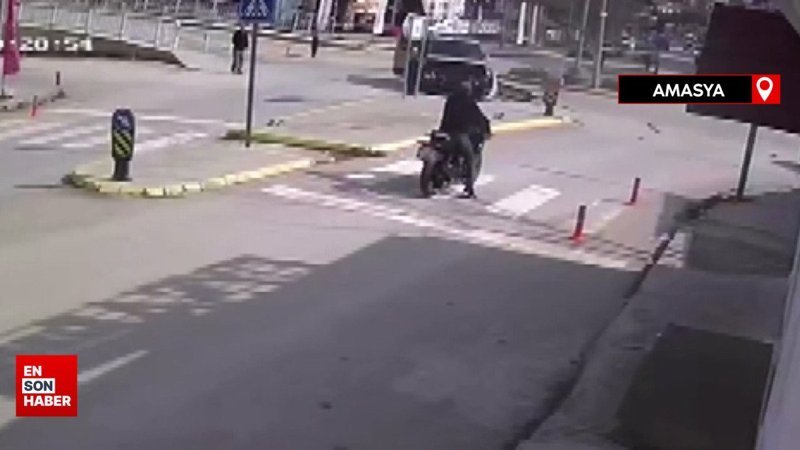 Amasya'da otomobil ile hafif ticari aracın çarpıştığı anlar kameraya yansıdı