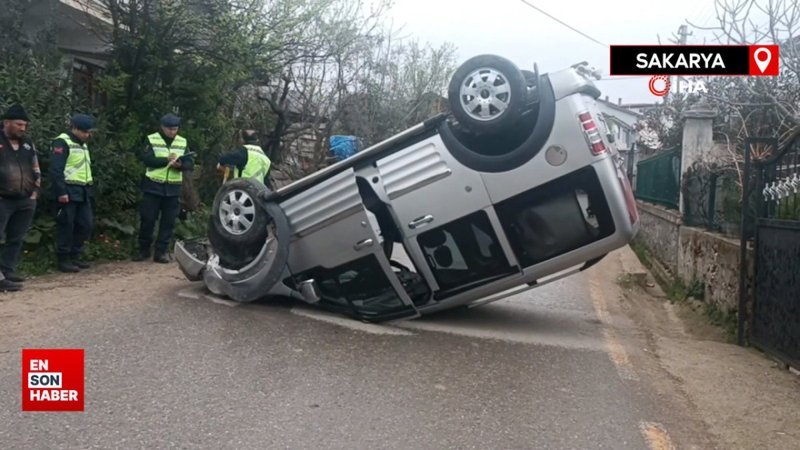 Sakarya’da kontrolden çıkan hafif ticari araç sokak arasında takla attı