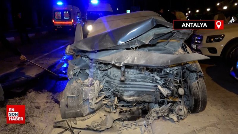 Antalya' da 2 otomobil kafa kafaya çarpıştı