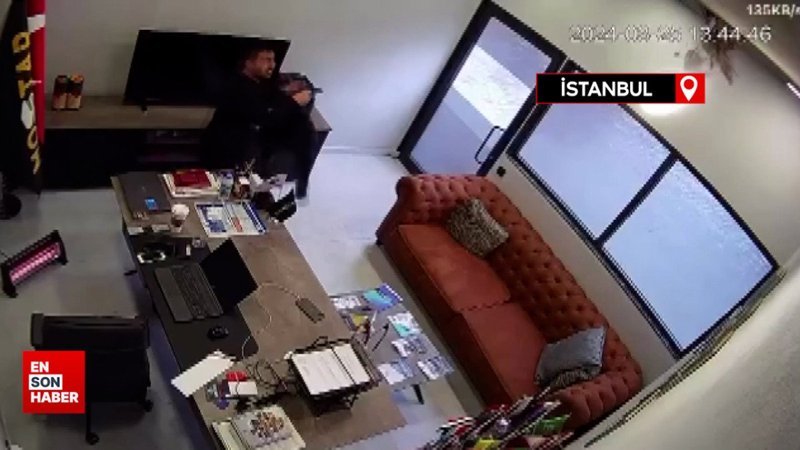 Fatih'te tavandaki lamba boşluğundan düşen yavru kedileri ceketiyle tutmaya çalıştı