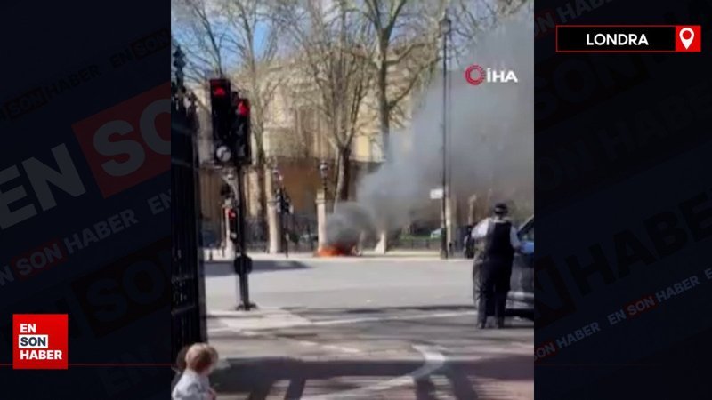 Buckingham Sarayı’nın önünde elektrikli bisiklet patladı