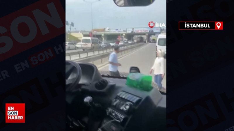 İstanbul'da minibüs sürücülerinin bıçaklı tartışması kamerada