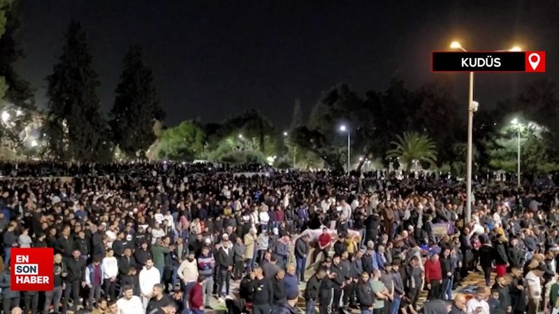 Mescid-i Aksa'da 150 bin kişi yatsı ve teravih namazı için saf tuttu