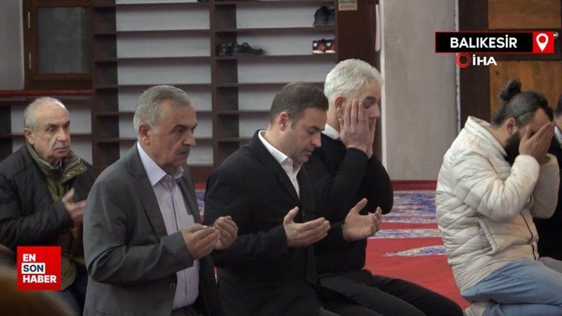 CHP'li Ahmet Akın güne şükür namazıyla başladı