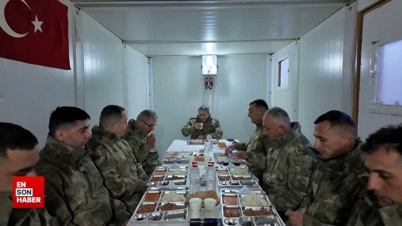 Orgeneral Bayraktaroğlu, Pençe-Kilit Harekât bölgesinde görevli Mehmetçiklerle iftar yaptı