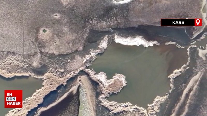 Kışın buzla kaplanan Lavaş Gölü'nün yüzeyindeki buzlar eridi