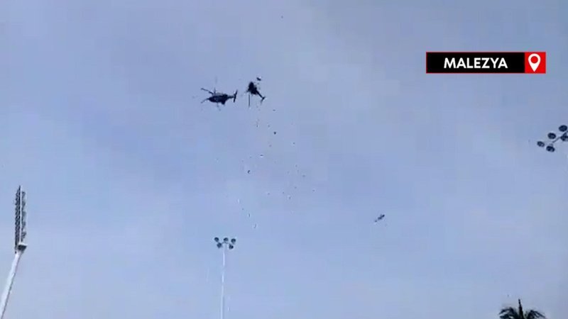 Malezya'da 2 askeri helikopterin havada çarpıştı