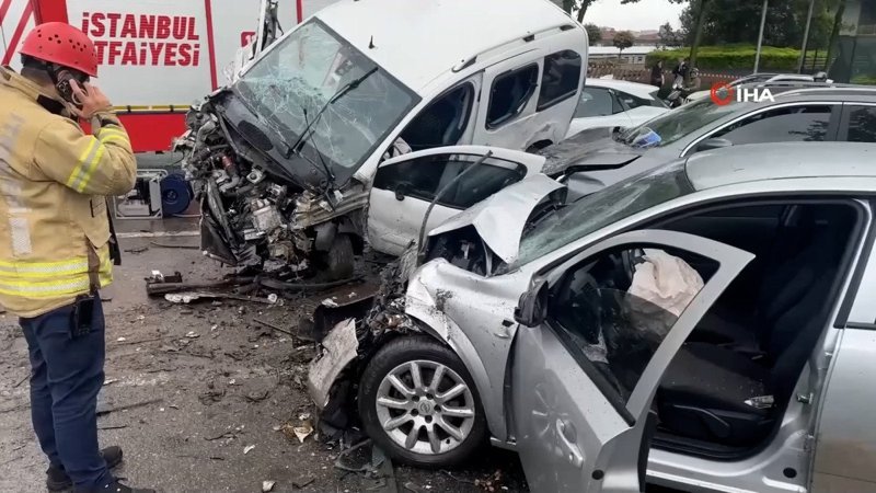 Beşiktaş’ta 8 aracın karıştığı feci kazanın görüntüleri ortaya çıktı