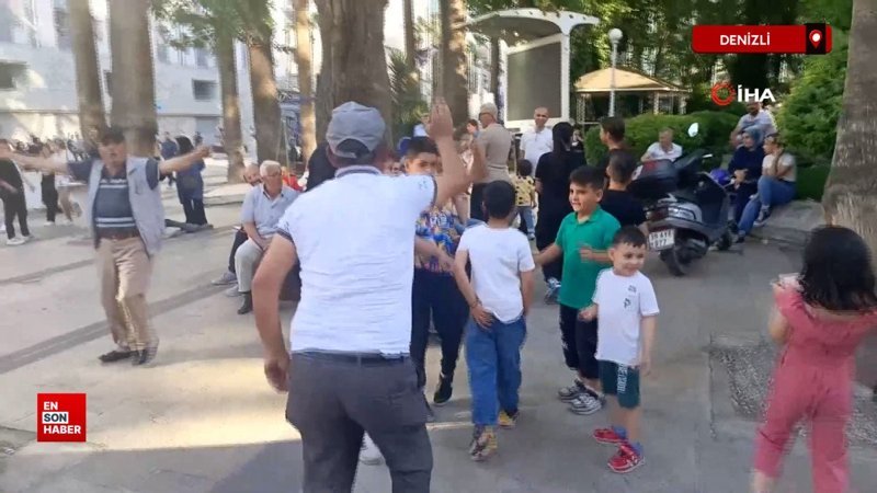 Denizli’de hem oynayıp hem de para dağıtan vatandaş