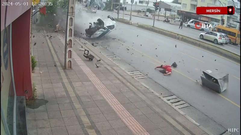 Mersin'de ortalığı savaş alanına çeviren kaza kamerada