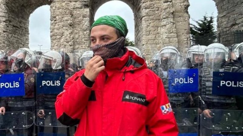 Twitter fenomeni 1 Mayıs gösterilerinde polise tekme attı