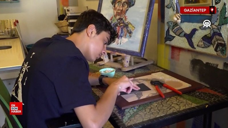 Gaziantep'te renk körü olan genç rengarenk mozaikler yapıyor