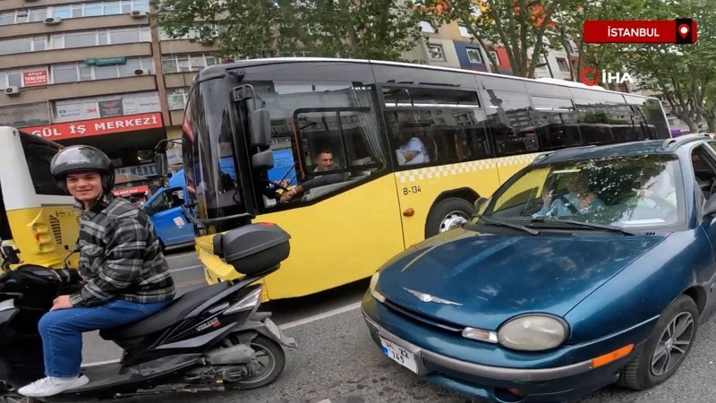 İstanbul'da motosikletine çarpan kişi annesi çıktı