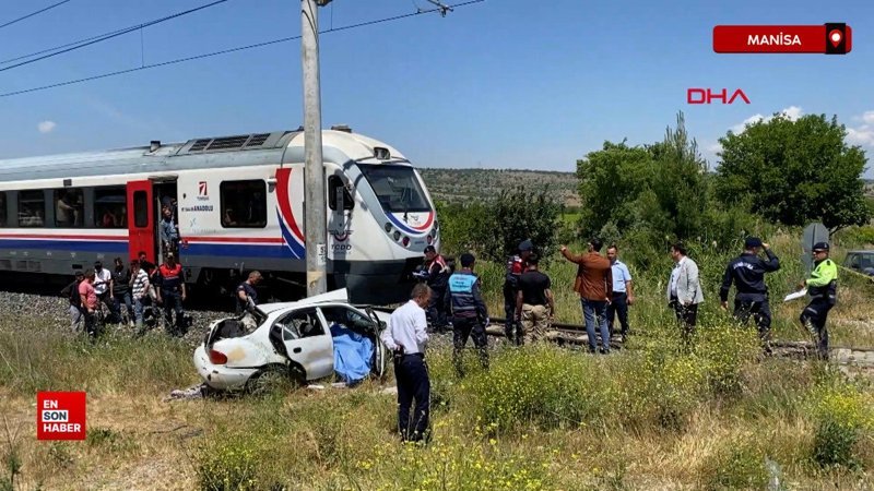 Manisa'da hemzemin geçitte yolcu treni çarpan otomobilin sürücüsü öldü