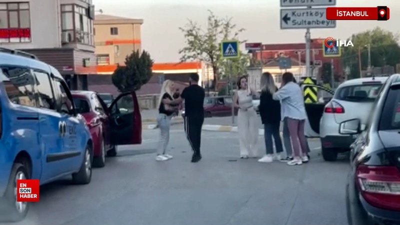 Pendik'te kadın sürücülerin kavgasında tekmeler havada uçtu