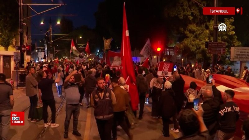 Filistin için Ayasofya'dan Eminönü'ne meşaleli yürüyüş