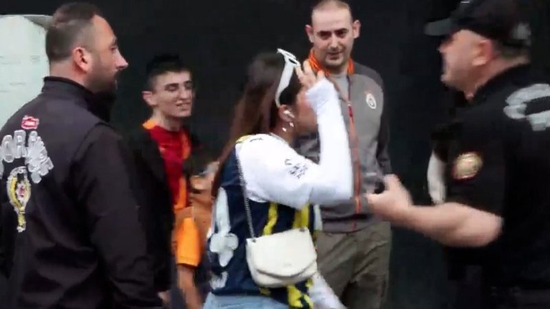 Galatasaray taraftarından, Fenerbahçe formalı kadına tepki