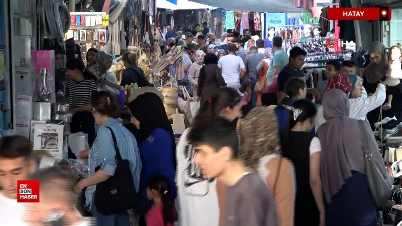 Hatay'da depremin yıktığı çarşıda bayram alışverişi