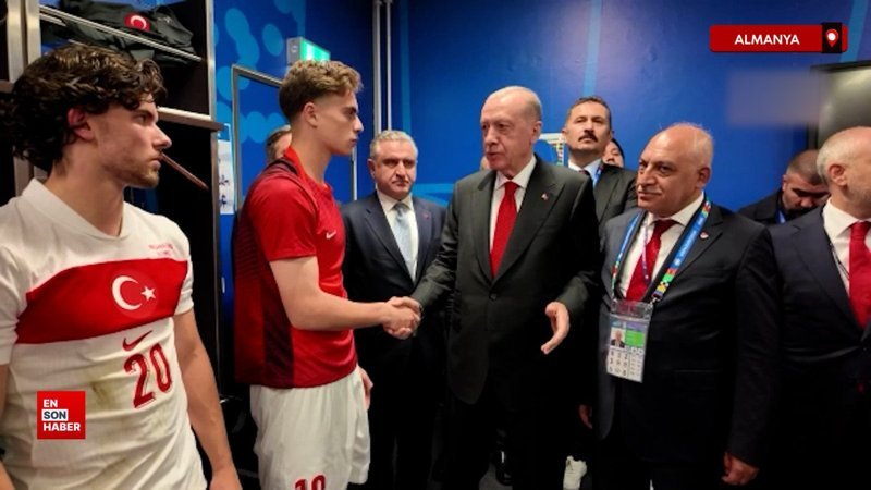 Cumhurbaşkanı Erdoğan, Milli futbolcuları soyunma odasında ziyaret etti