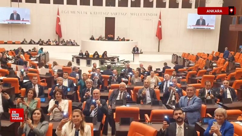 CHP'li vekiller TBMM'de telefon ışıklarını açıp kapadı