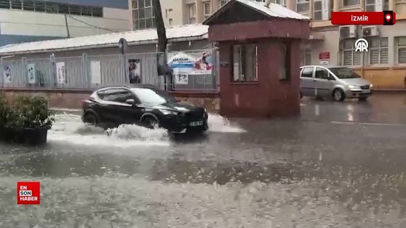 İzmir'de sağanak: Cadde ve sokaklar göle döndü