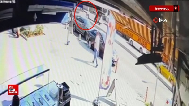 İstanbul'da güpegündüz hırsızlık: Otomobilden bilgisayar çaldı